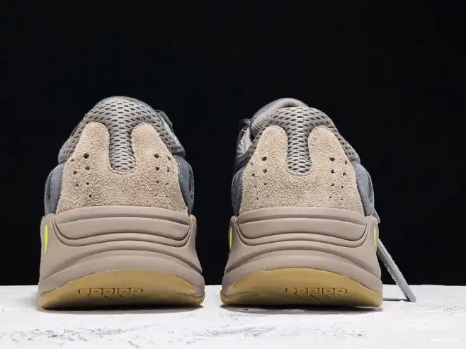 EE9614 700 Boost Adidas Runner 